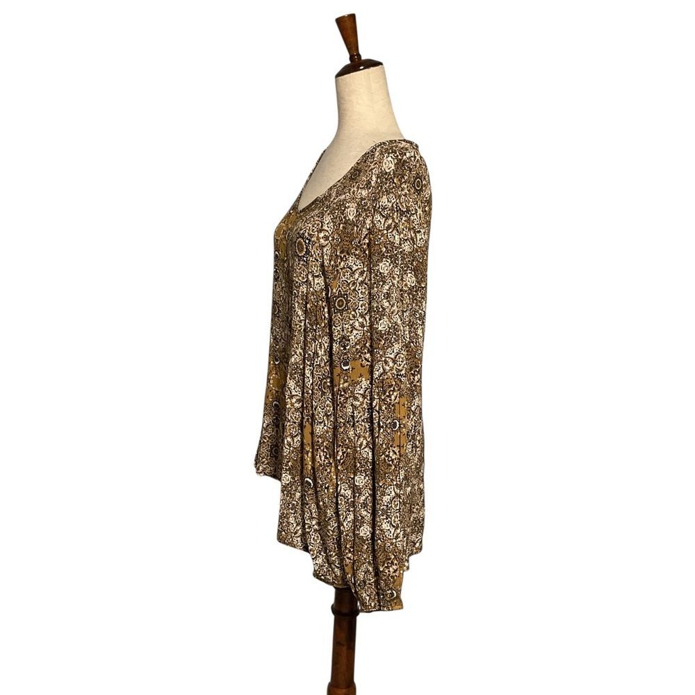 Elegant Women's Patterned Blouse - Picture 4 of 9